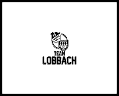 Schwarz-weißes Logo mit zwei Schildern und dem Schriftzug „Team Lobbach“ darunter. Auf einem Schild steht „SG Lobbach Wahls“ (Referenz an SV Waldwimmersbach), während auf dem anderen drei Sterne über einem horizontalen Strich zu sehen sind.
